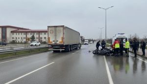 TIR'a çarpan motosikletli uzman çavuş hayatını kaybetti