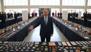 Kaçakçılık Polisi 10 Bin Tarihi Eseri Sergiledi