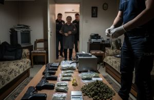 İstanbul Kağıthane'de aile evi görünümlü zula evine baskın! Anne ve oğlu yakalandı, evden silah ve uyuşturucu çıktı