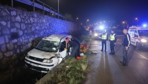 Çorum'da feci kaza: Hafif ticari araç istinat duvarından yan yola uçtu, 2 yaralı