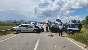 Isparta'da feci kaza: 2 otomobil kafa kafaya çarpıştı, 1 ölü 5 yaralı