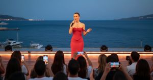 Nilsu Berfin Aktaş Bodrum'da Sıla'nın 'Boş Yere' Parçasını Seslendirdi: Kırmızı Kombiniyle Büyüledi
