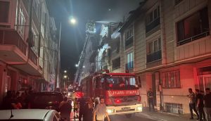 Esenyurt'ta 3 katlı binanın çatısında yangın: Korkutan anlar