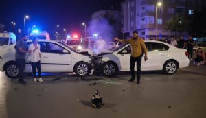 Antalya'da gece yarısı korkutan kaza! İki otomobil kavşakta kafa kafaya çarpıştı, yaralılar var!
