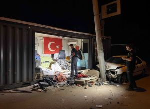 Serik'te Otomobilin Motoru Barakaya Uçtu, Sürücü Ağır Yaralı