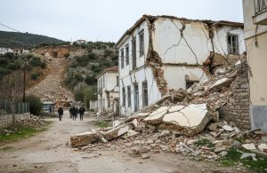 Yunanistan'da art arda depremler: Eğriboz Adası'nda birçok ev hasar gördü