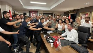 Mutlak Butlan Kararı Sonrası CHP İzmir'de Arbede