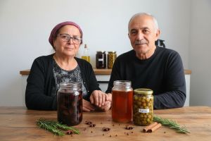 Eşinin Hastalığına Çare Ararken Kozalağın Şifasını Keşfetti: Reçel, Sirke, Turşu