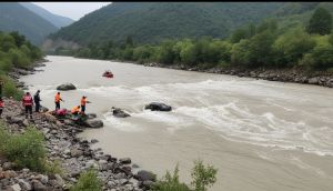 Artvin'de Otomobil Çoruh Nehri'ne Düştü: Baba ve Oğlu Kayıp