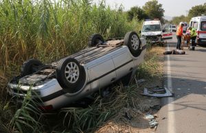 Antalya'da Otomobil Bahçeye Devrildi: 2 Yaralı