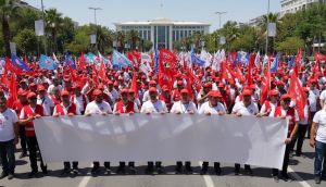 İzmir Büyükşehir'de TİS Krizi: Anlaşma Sağlanamadı, İşçiler Sokağa İndi