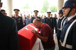 Şehit Samet Karabulut'un Cenazesinde Baba Tabutunu Öptü
