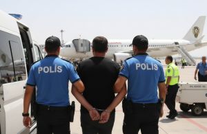 Kırmızı Bültenle Aranan Uyuşturucu Sanığı Çukurova Havalimanı'nda Yakalandı