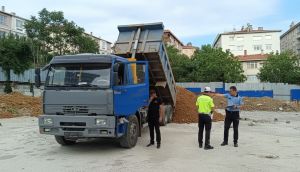 Boş Arsaya Kaçak Toprak Dökerken Yakalandı: Plakasız Kamyona 287 Bin TL Ceza