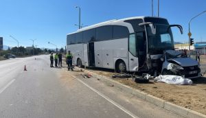 Tur Otobüsü ile Hafif Ticari Araç Kafa Kafaya Çarpıştı: 1 Ölü