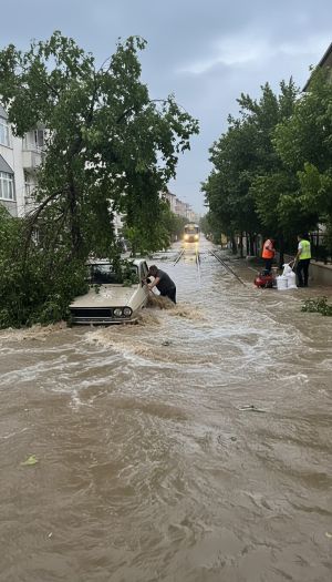 Manisa Salihli'de Şiddetli Sağanak Sele Yol Açtı: Su Baskınları ve Sefer İptalleri