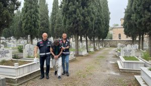 Samsun'da Mezarlıkta Eşini Darbeden Koca Tutuklandı