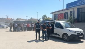 Hatay’da 24 düzensiz göçmenle yakalanan 2 kaçakçı tutuklandı