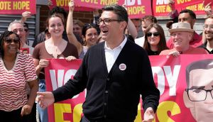 İngiltere'de Starmer'a Meydan Okuyan Andy Burnham Kimdir?