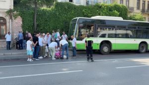 Bursa'da Karşıya Geçen Anne ve Bebeğine Otobüs Çarptı: 2 Yaralı
