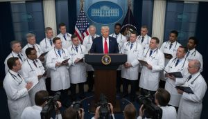 Trump'ın Sağlık Raporu Tartışma Konusu Oldu: 22 Doktorun Yer Alması Dikkat Çekti