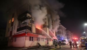 Bursa'da korkutan yangın! Alevler daireyi sardı: 5 kişi dumandan etkilendi!