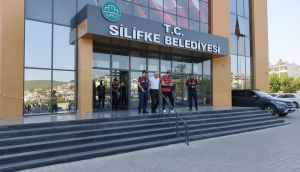 Mersin Silifke Belediyesi'ne Yolsuzluk Operasyonu: Başkan Mustafa Turgut ve Çok Sayıda Kişi Gözaltına Alındı