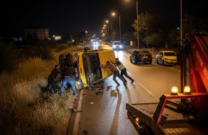 Eskişehir'de Ticari Araç Takla Attı: 2 Yaralı