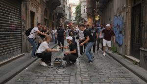 Galata'da Fırça Düşürme Dolandırıcılığı Kameraya Yansıdı