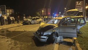 Erzincan'da İki Otomobil Çarpıştı: 5 Kişi Yaralandı