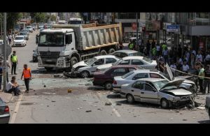 Elazığ'da Freni Patlayan Kamyon Felaket Saçtı: 10 Araç Birbirine Girdi, 5 Yaralı!
