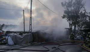 Sultangazi'de Korkutan Yangın: Plastik Eşya Deposu Alevlere Teslim Oldu