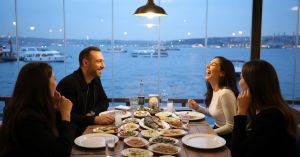 Vakko'nun veliahtı Allan Hakko, sevgilisi Pelin Uluksar ile görüntülendi