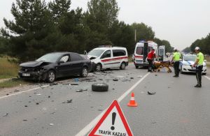 Samsun'un Çarşamba ilçesinde iki otomobil çarpıştı: 3 kişi yaralandı