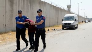 Adana'da Direksiyon Başında Uyuyakalan Dolmuş Şoförü: 'Mayıştım' İfadesiyle Serbest!