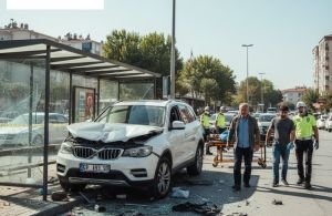 Büyükçekmece'de Ehliyetsiz Sürücü Durağa Daldı: 1 Ağır Yaralı