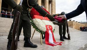 Anıtkabir'de çelenk krizi: Özgür Özel'in hamlesine asker müdahalesi