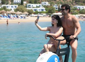 Tepki çeken ilişkileriyle Ali Öner ve Zeynep Atılgan plajda aşka geldi