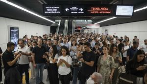 M7 Yıldız-Mahmutbey Metro Hattı'nda Teknik Arıza: Yolcular 15 Dakika Bekledi, İstasyonlarda Yoğunluk