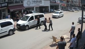 Bursa'da ticari aracı çalmak isterken esnaftan meydan dayağı yedi: O anlar kamerada