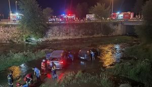 Bursa'da Zincirleme Kaza: 2 Otomobil Dereye Uçtu