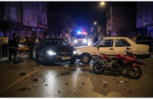 Eskişehir'de Araç Parktaki Motosiklet ve Arabaya Çarptı