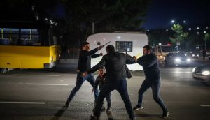 Beylikdüzü'nde Yol Verme Kavgası: Oğlunun Gözü Önünde Baba Bıçaklandı