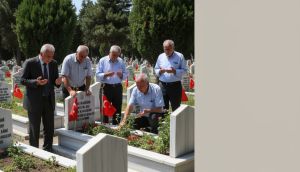 Şehit Babaları Edirnekapı Şehitliği'nde Babalar Günü'nü Buruk Geçirdi