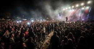 Travis Scott İzmir'de Gündem Oldu: Maskesini Çıkarmadı, 20 Dakikada Sahneden İndi