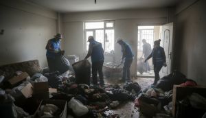 Diyarbakır'da Mahalleliyi Bezdiran Kokuya Çözüm: O Evden 3 Kamyon Çöp Çıktı!