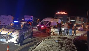 Bursa'da Feci Kaza: Kaldırıma Çarpan Otomobilde 1 Ölü, 1 Yaralı