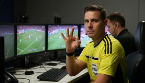 FIFA, Dünya Kupası maçında hakemin el hareketini soruşturuyor