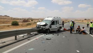 Mardin'de ticari araç bariyerlere çarptı: 1 ölü, 2 yaralı