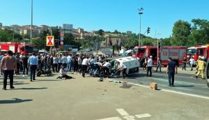 Kağıthane'de ambulans ile motosiklet kavşakta çarpıştı: 4 yaralı